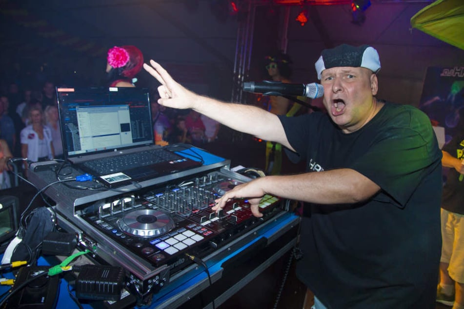 DJ Happy Vibes (50) bei einem Auftritt in Freital.