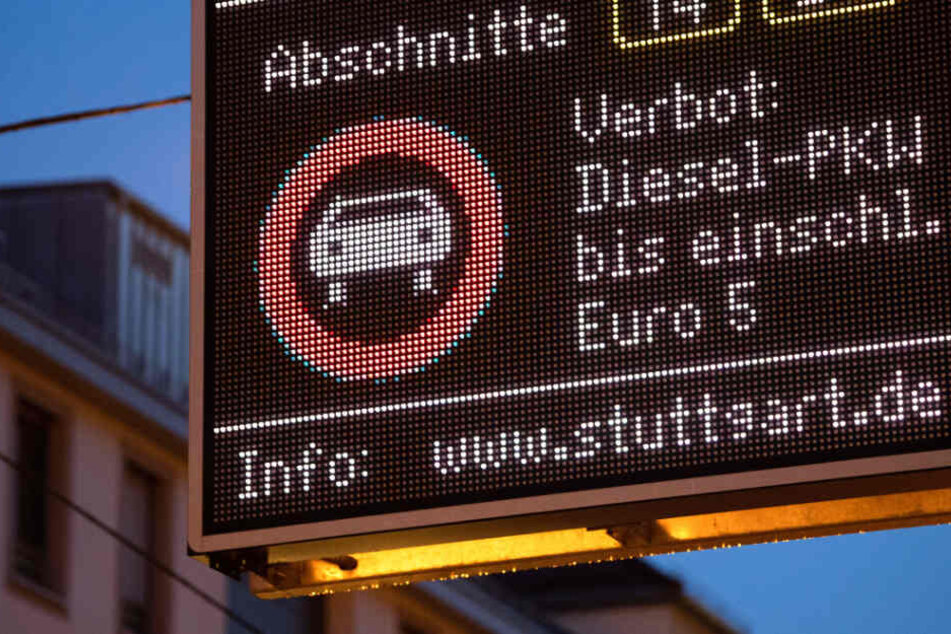 Eine Anzeige weist auf ein Fahrverbot für Euro 5-Dieselautos in Stuttgart hin.