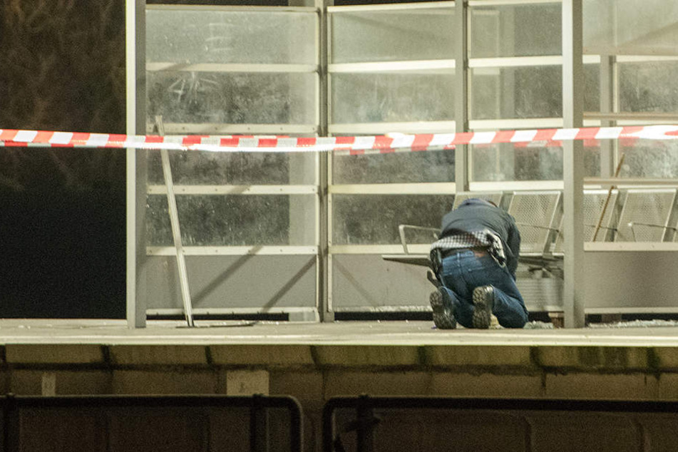Ein Entschärfer der Polizei untersucht in Hamburg auf dem S-Bahnhof Veddel einen Tatort.