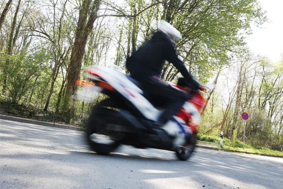 Der Fahrer sprang von seinem Motorrad ab, bevor es zum Crash kam. (Symbolfoto)