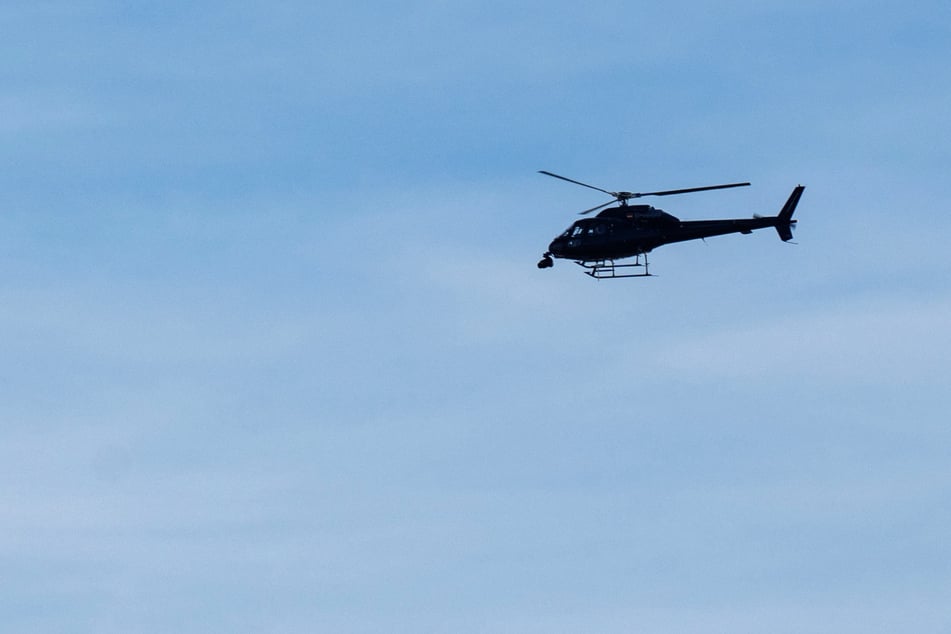 Ein Hubschrauber dreht seine Kreise über Dresden - was ist da los? (Symbolbild)
