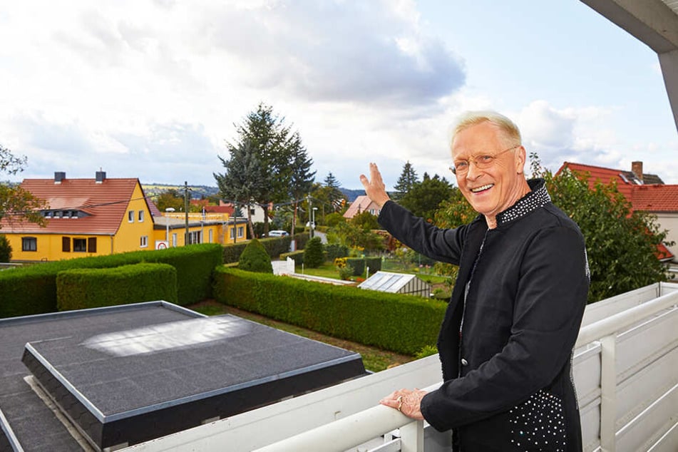 Von seinem Balkon aus guckt Wolle Förster (65) auf das gelbe Haus, in dem sein Bruder wohnt.
