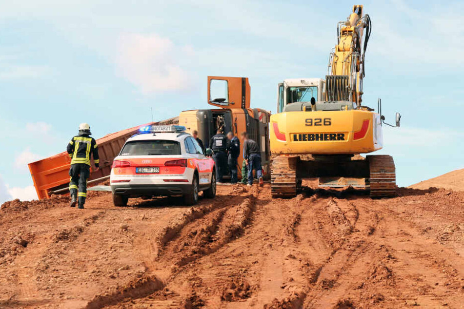 Der Laster war auf der Baustelle auf die Seite gekippt.