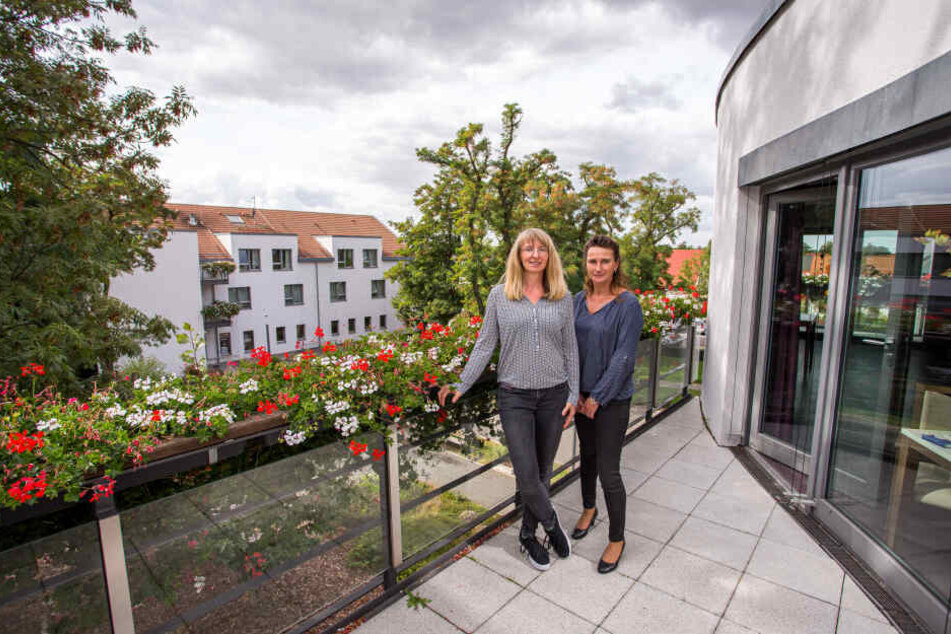 Blick in den Garten vom Balkon aus mit Einrichtungsleiterin Silke Eilenberger (rechts) und Pflegedienstleiterin Sandy Lamm.