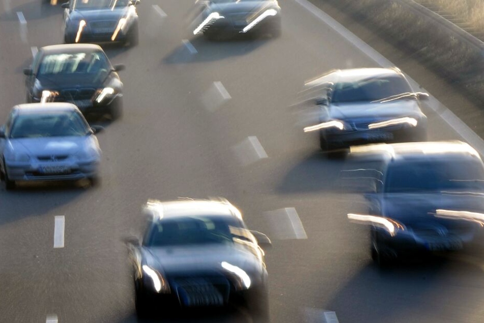 Das Rennen der beiden Autofahrer konnte erst nach 15 Kilometern gestoppt werden. (Symbolbild)