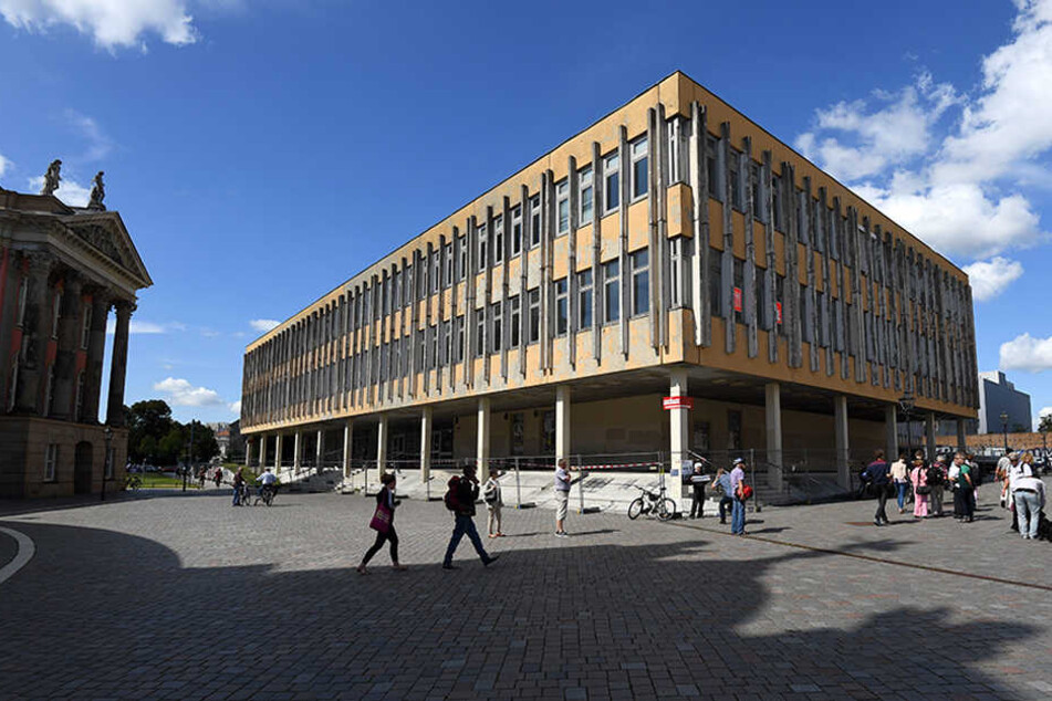 Das geschlossene Gebäude der Fachhochschule am Alten Markt in Potsdam.