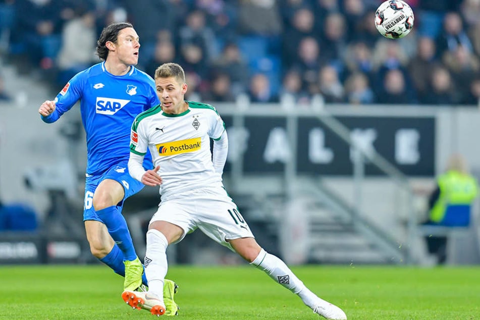Ehemalige Teamkollegen unter sich: Hoffenheims Nico Schulz (l., ehemals Gladbach) kann den Ball gerade so vor Borussen-Angreifer Thorgan Hazard (r.) klären.