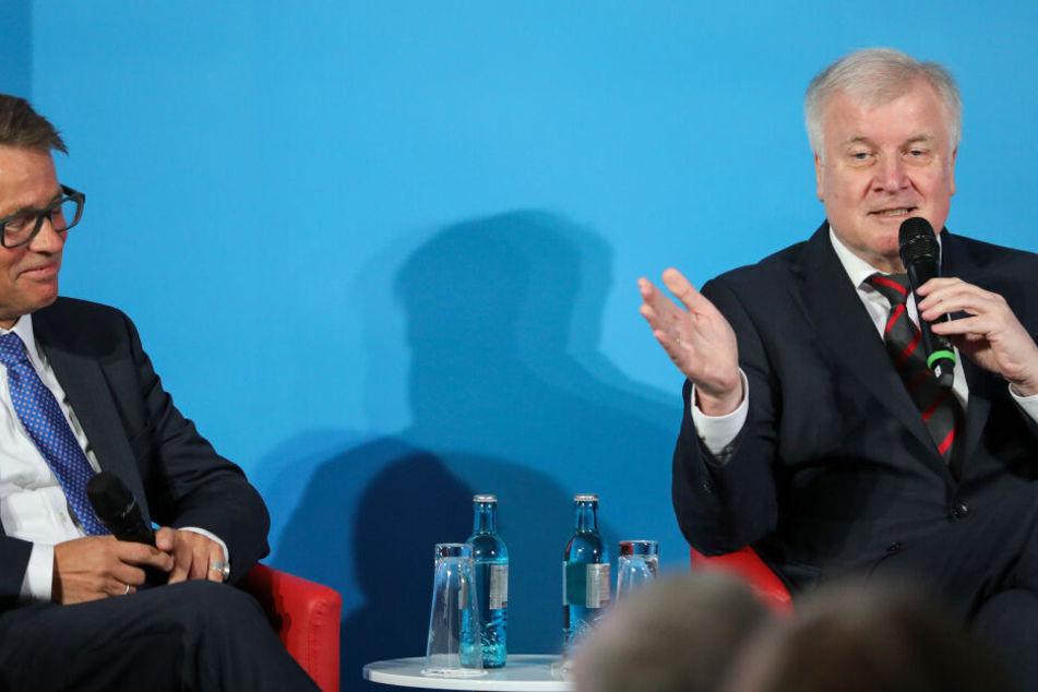 Heimatminister auf Tour: Horst Seehofer (69, CSU) war gestern in Brandis. Hier mit Bürgermeister Arno Jesse (SPD).