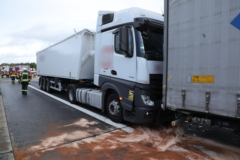 Ein Mercedes-Lkw krachte auf der A4 in einen Iveco-Laster. Es liefen Betriebsstoffe aus.