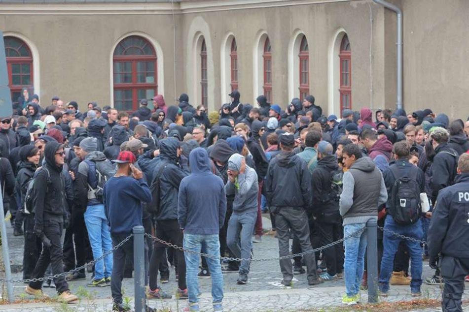 Linke Demonstranten am Bautzner Bahnhof.