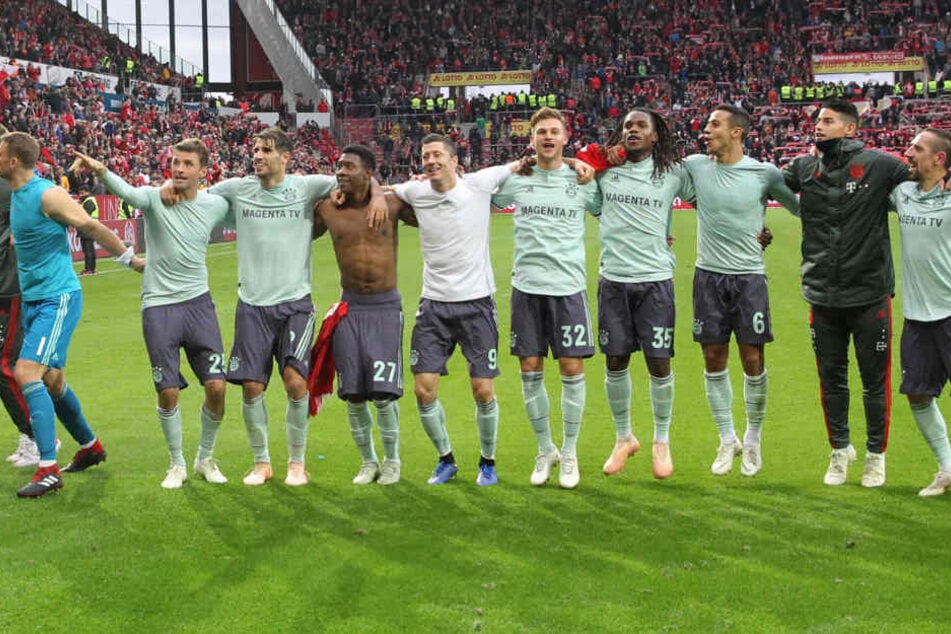 Am Ende feierten die Stars des FC Bayern mit den mitgereisten Fans.