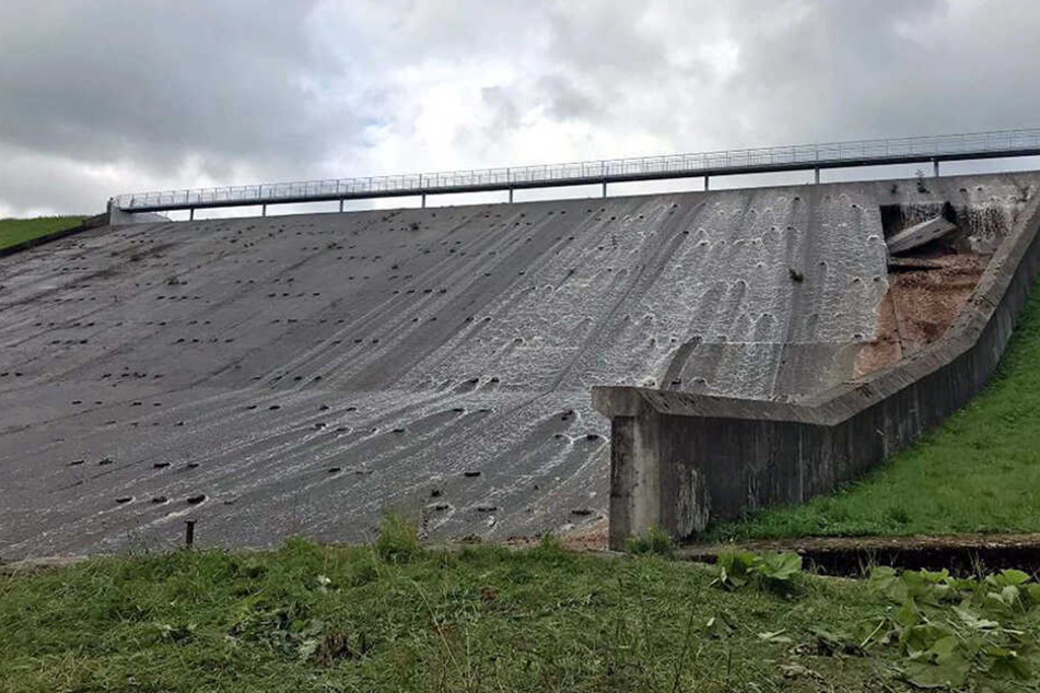 Der Staudamm am Toddbrook Reservoir nahe Whaley Bridge droht zu brechen.