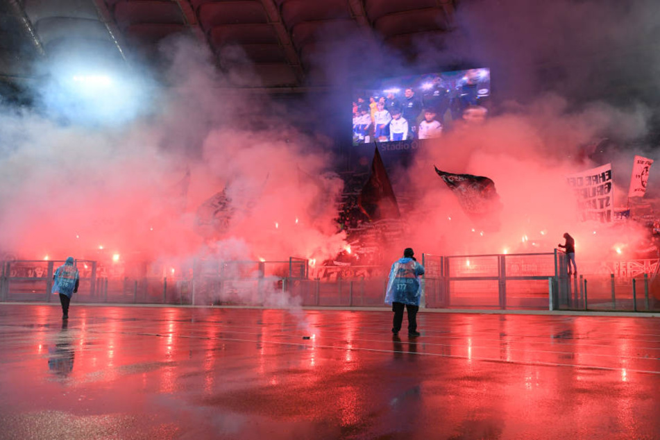 Die Eintracht-Fans brannten vor dem Anpfiff Pyrotechnik ab.