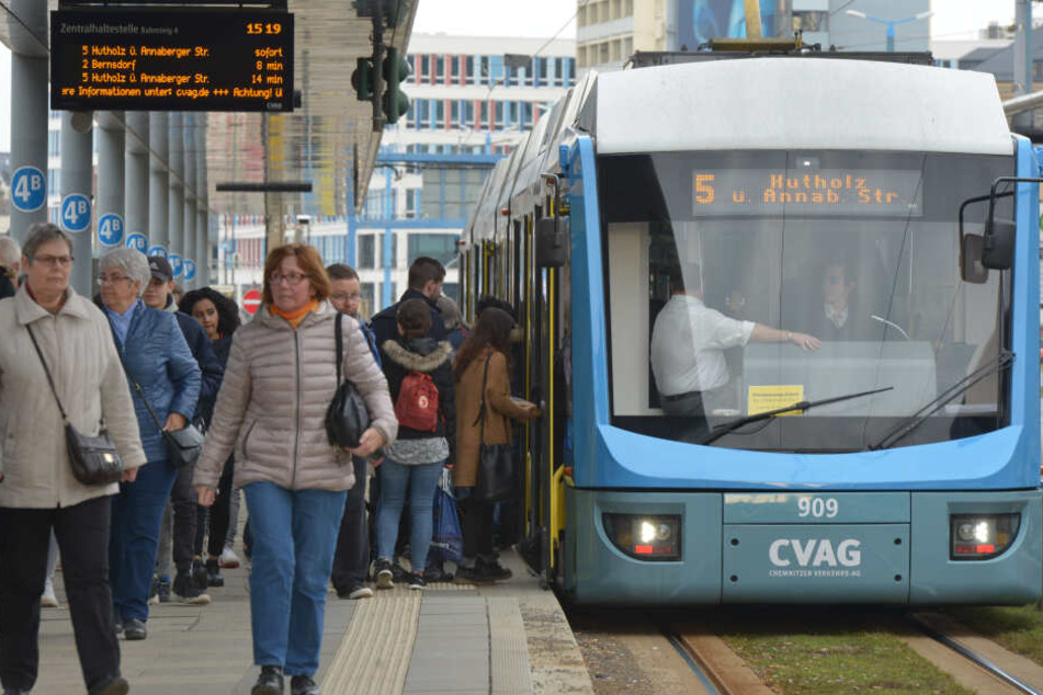 In der Straßenbahnlinie 5 wurde am Donnerstagvormittag ein Kontrolleur von einem Schwarzfahrer geschlagen (Archivbild).