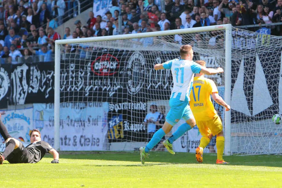 Tor für Chemnitz, Treffer zum 4:0 durch Torschütze Daniel Frahn (mi.) gegen Torwart Oliver Birnbaum.