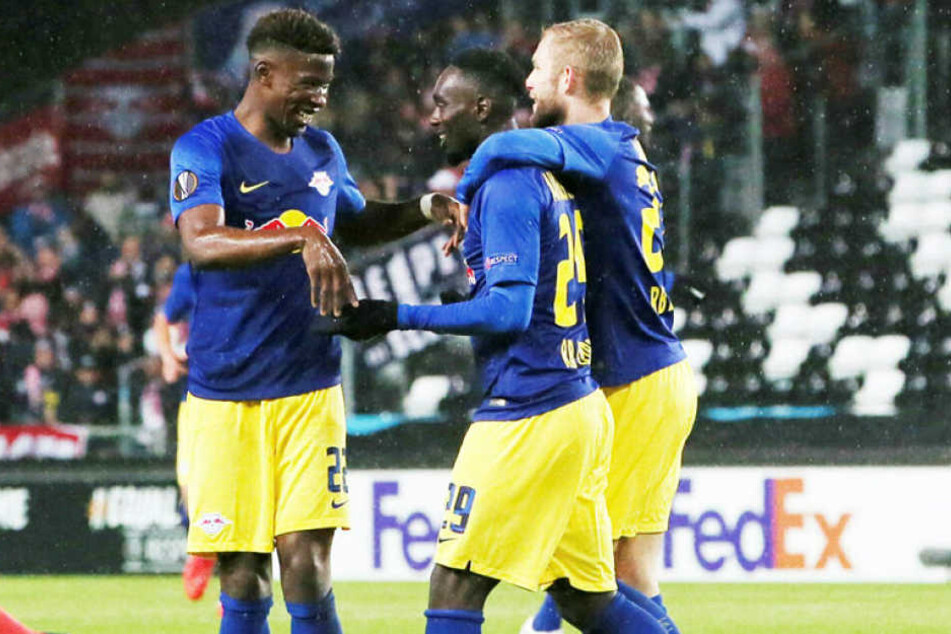 Torschütze Jean-Kevin Augustin (M.) freut sich mit Nordi Mukiele (l.) und Konrad Laimer über das 1:0 nach zwölf Minuten.