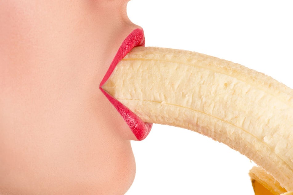 So gekonnt wie hier eine Frau eine Banane vernascht, beherrscht ein italienisches Model das Lippen- und Zungenspiel.