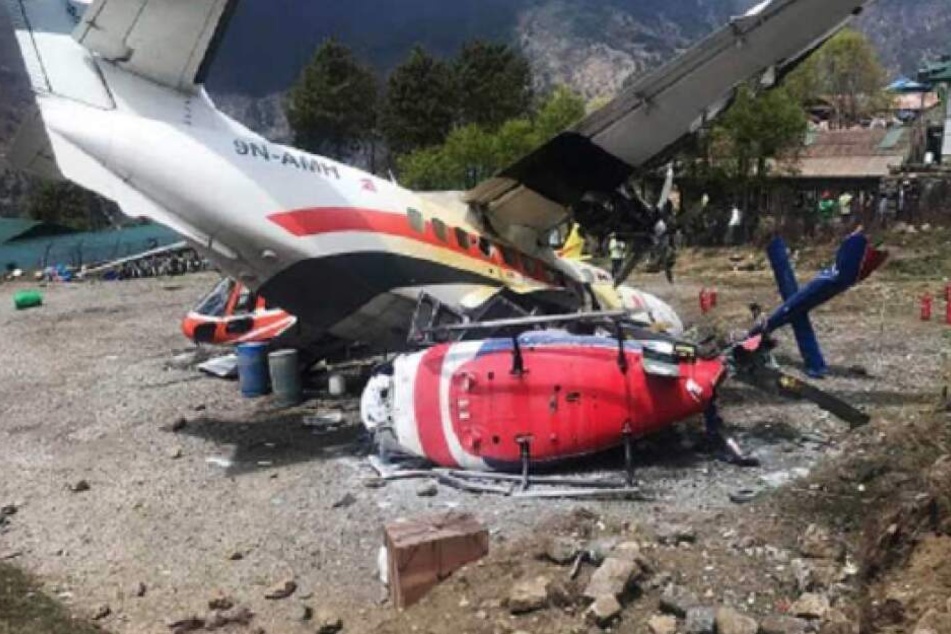 Das Flugzeug raste in den geparkten Hubschrauber. Drei Menschen sind tot, drei schwer verletzt.