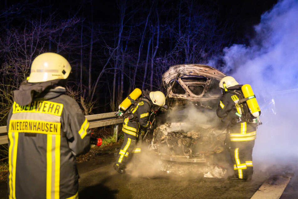 Die Feuerwehr löschte den brennenden Wagen.