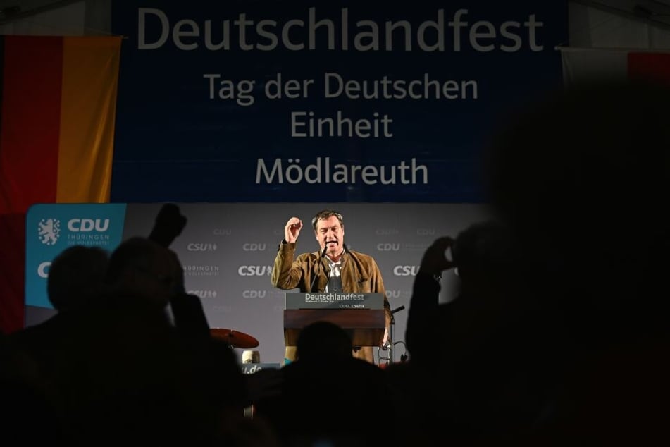 Der Bayerische Ministerpräsident Markus Söder (CSU) hält bei der Feier zum Tag der Deutschen Einheit in Mödlareuth eine Rede.