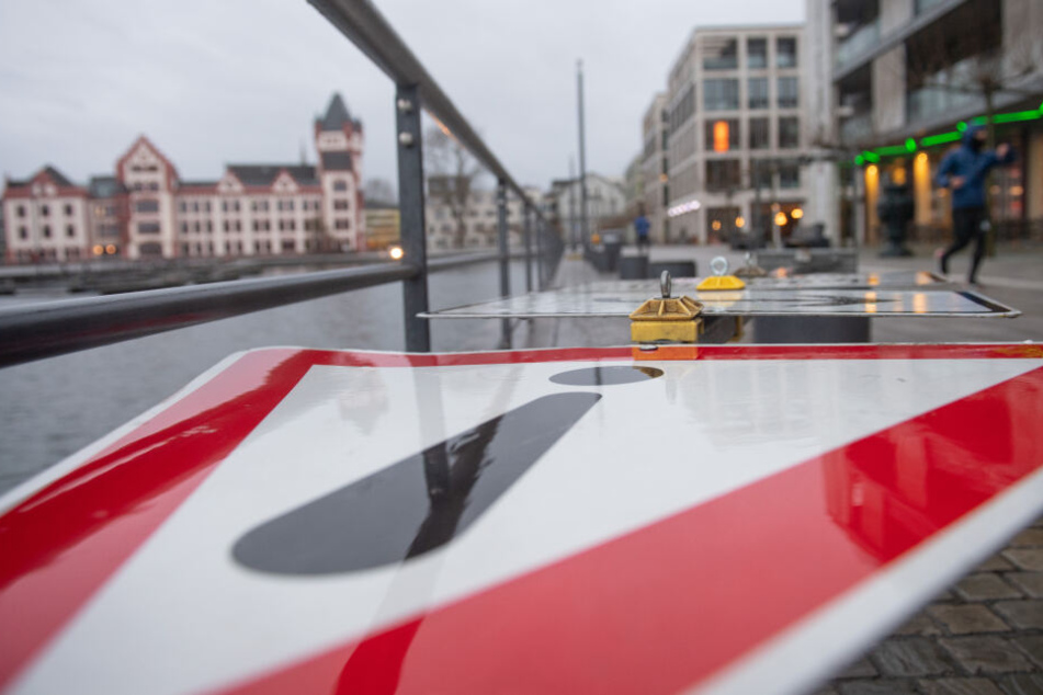 Ein Verkehrsschild ist durch das Sturmtief umgefallen.
