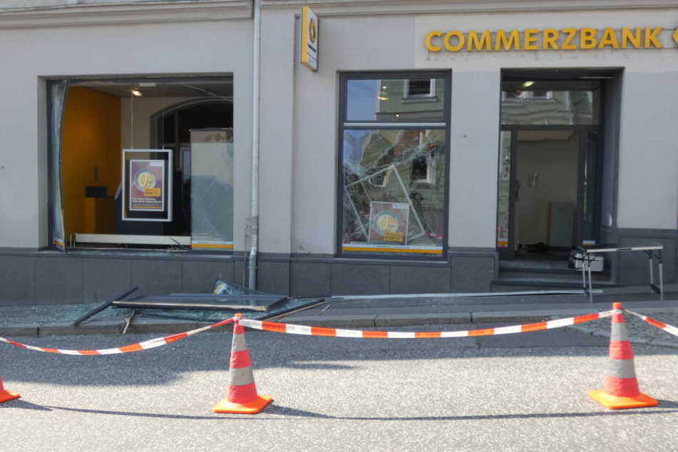 Unbekannte sprengten in Stollberg einen Geldautomat.