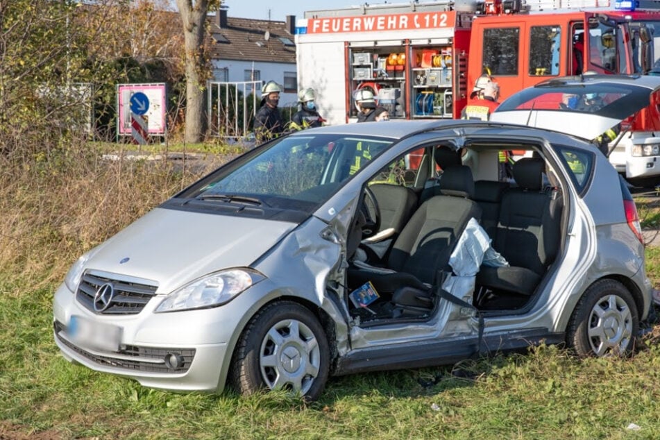 Ein Mercedes-Fahrer hat beim Abbiegen offenbar einen LKW übersehen und konnte die Kollision nicht mehr verhindern.