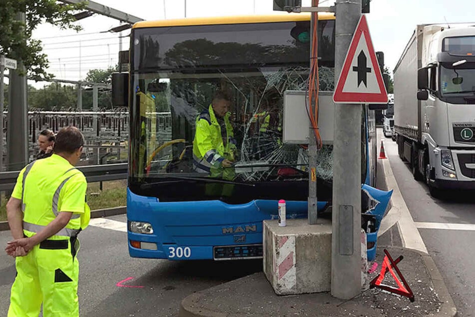 Der Bus krachte in eine Ampelanlage.