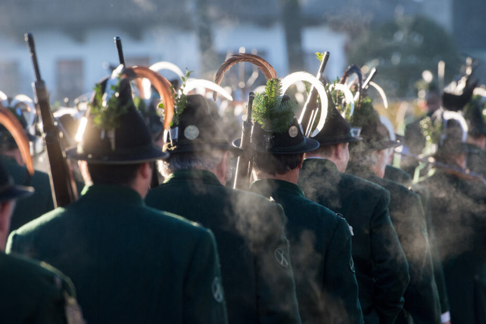 Gebirgsschützen gehen bei einer Gedenkfeier für die Opfer der "SendlingerMordweihnacht" durch den Ort.