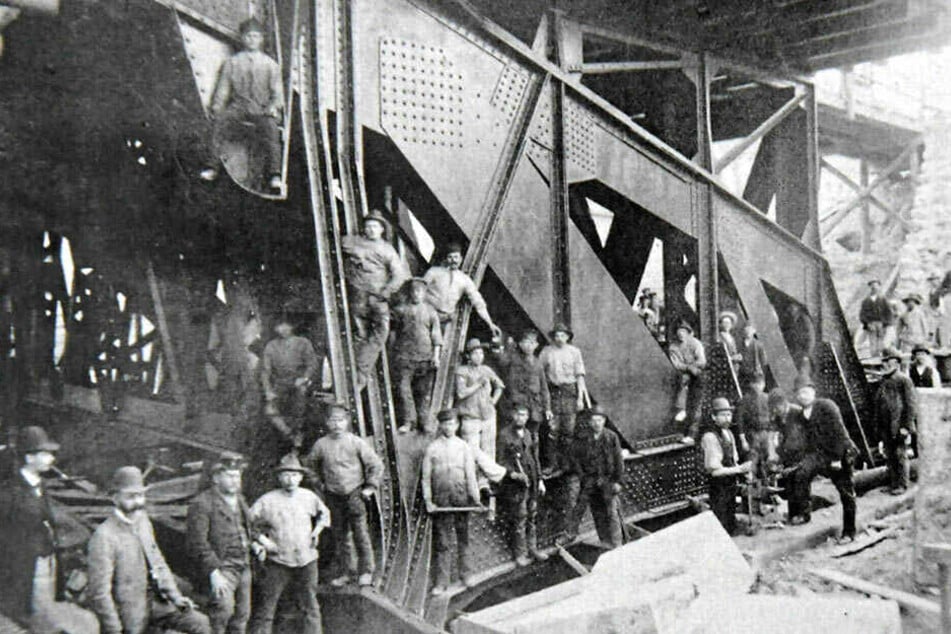 Die historische Aufnahme zeigt Arbeiter am Brückenanker auf der Blasewitzer Seite.