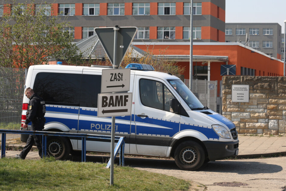 Tumulte in Asylunterkunft: Isolierte Bewohner werfen Quarantäne-Zäune um