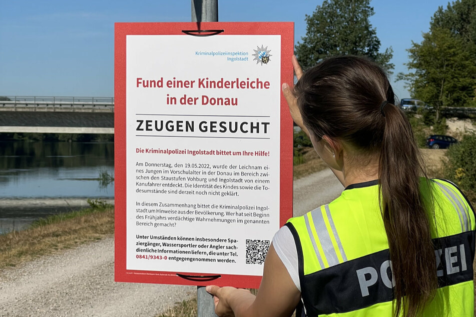 Entlang des Donaudammes hat die Polizei Fahndungsplakate angebracht und erhofft sich Hinweise aus der Bevölkerung.
