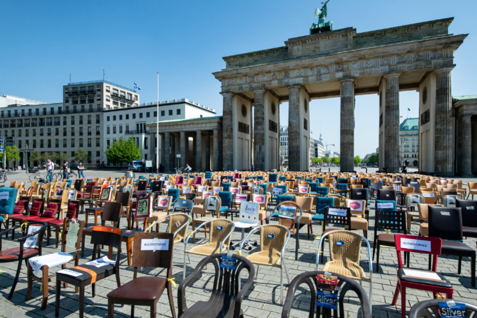 Berliner Gastronomen der nach eigenen Angaben unabhängig und privat organisierten Initiative "Leere Stühle" haben fast 800 Stühle vor dem Brandenburger Tor aufgestellt, um auf die schwierige Lage ihrer Branche hinzuweisen.
