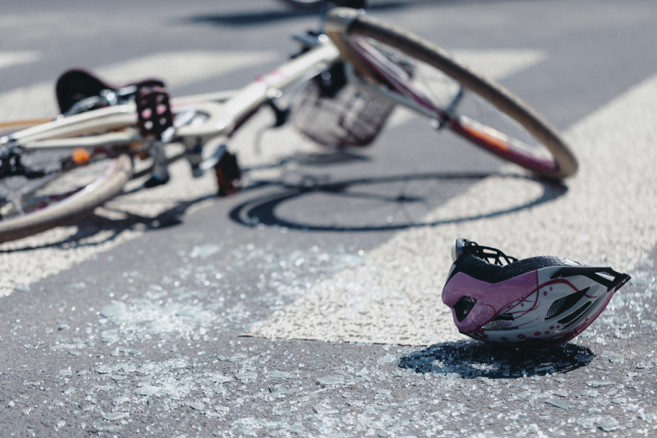 Das Kind stürzte vom Fahrrad, nachdem der Autofahrer es beim Überholen gestreift hatte. (Symbolbild)