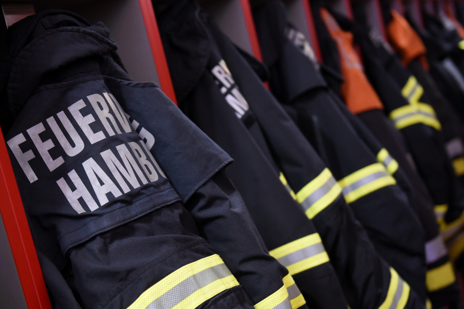 Als die Feuerwehr eintraf, fanden die Rettungskräfte den 73-Jährigen mit lebensgefährlichen Brandverletzungen in seinem Bett liegend vor. (Symbolbild)