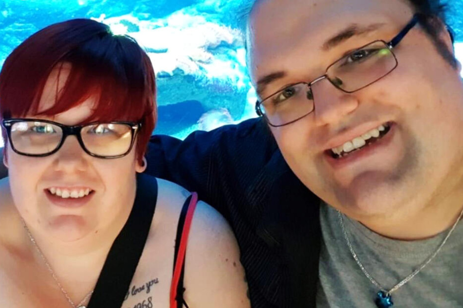 Annika und Ingo in einem Aquarium.