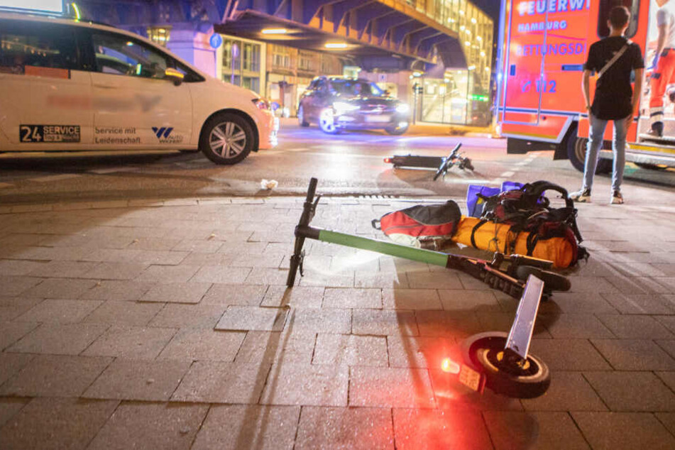 Der E-Scooter liegt nach dem Unfall auf der Straße.
