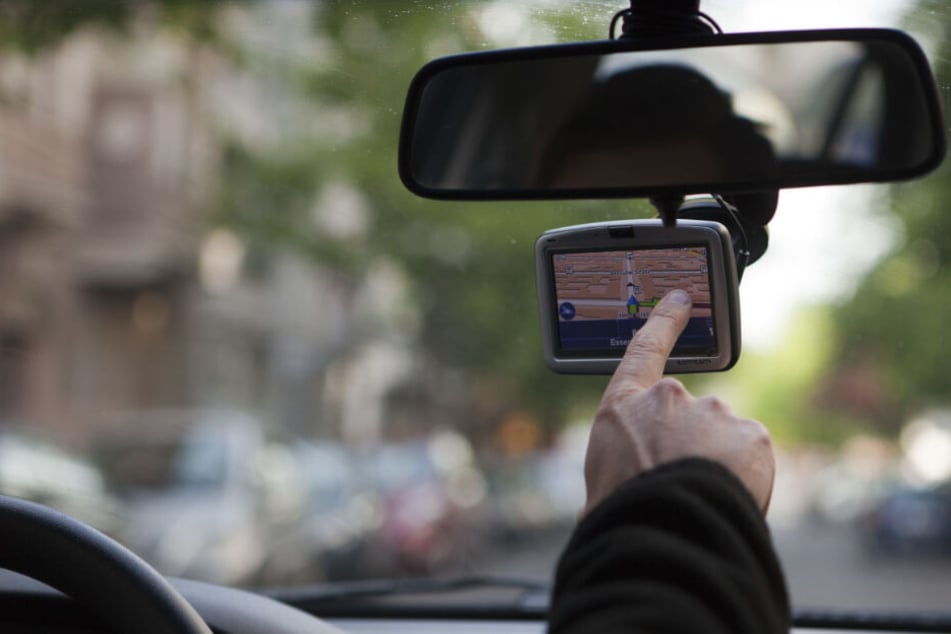 Sein Navigationssystem hat einen Autofahrer so aufgeregt, dass er das Gerät kurzerhand aus dem Fenster warf. (Symbolbild)