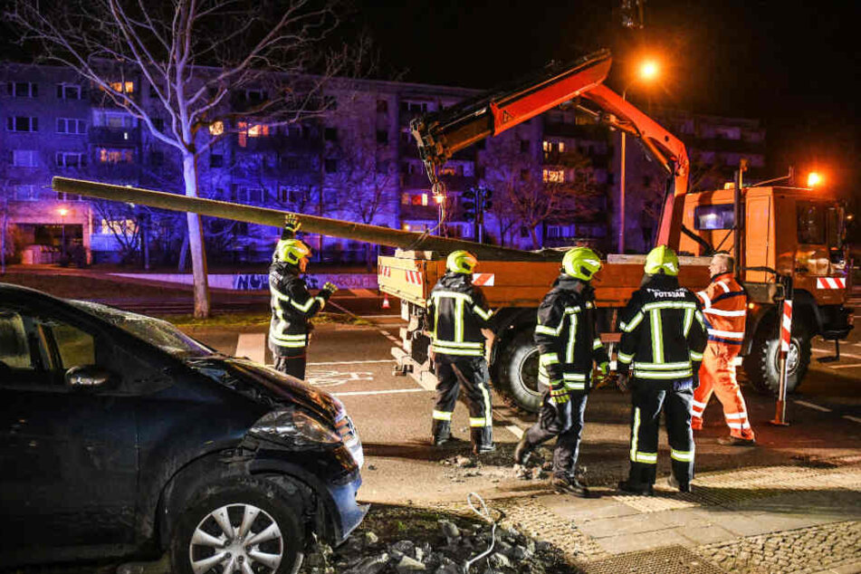 Die Laterne wurde umgerissen und musste weggeschafft werden.