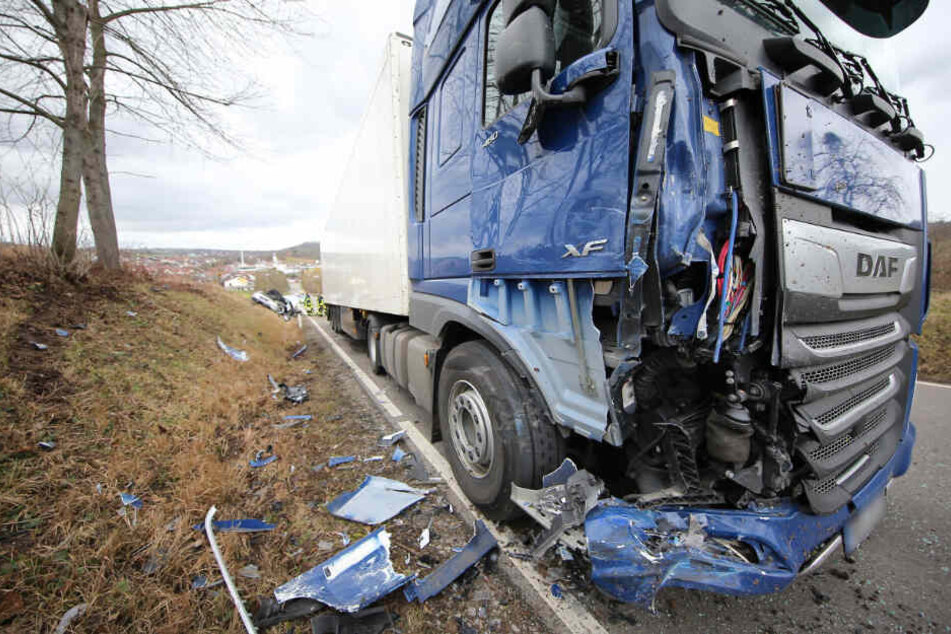 In diesen Laster war der Porsche (hinten) gekracht.
