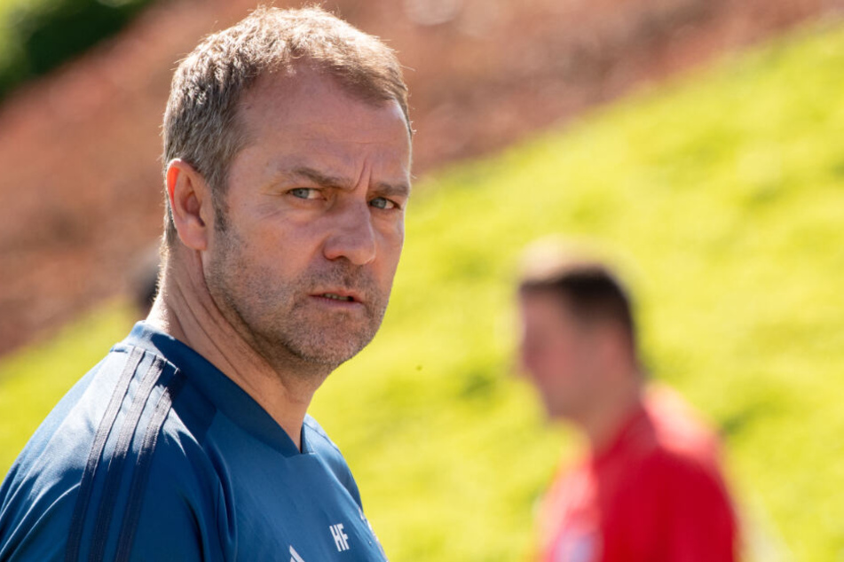 Bayern-Trainer Hansi Flick muss gleich auf mehrere Spieler verzichten.