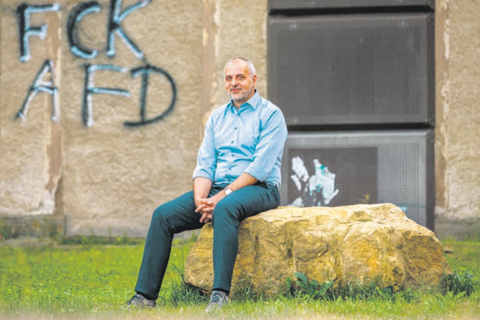Rico Gebhardt (56) vor dem Bahnhofsgebäude in Lohmen. Der Politiker ist, wie schon 2014, Spitzenkandidat der Linken