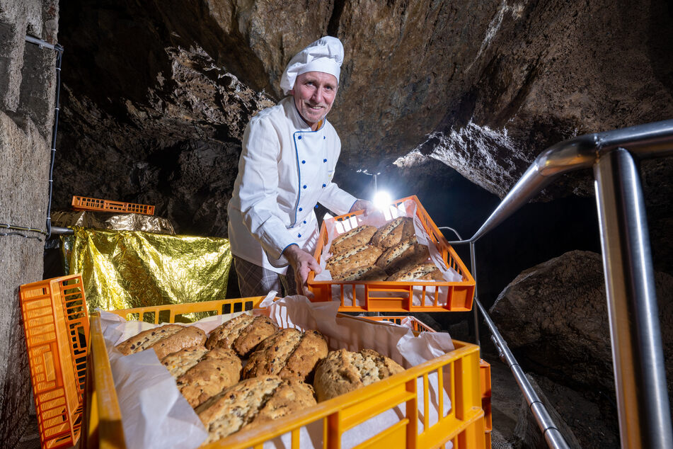 Sechzehn Meter unter der Erde lagert Bäckermeister Volker Wunderlich seine Weihnachtsstollen in der Drachenhöhle Syrau im Vogtland ein.