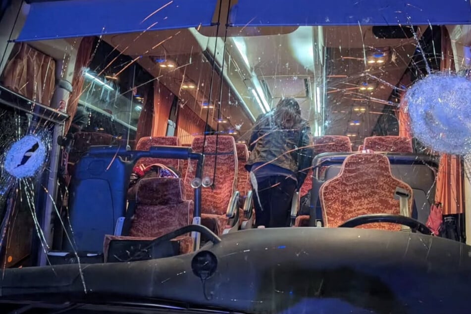 Ein Bild zeigt, wie schlimm die Windschutzscheibe des Fan-Busses von Pistoia Basket beschädigt ist. Der zweite Fahrer, der auf dem Beifahrersitz saß, starb noch an Ort und Stelle.