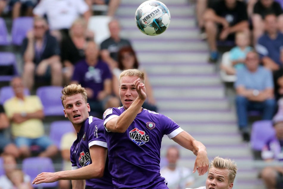 Christoph Daferner (l.) und Florian Krüger (M.) spielten bereits ein Jahr in Aue zusammen.