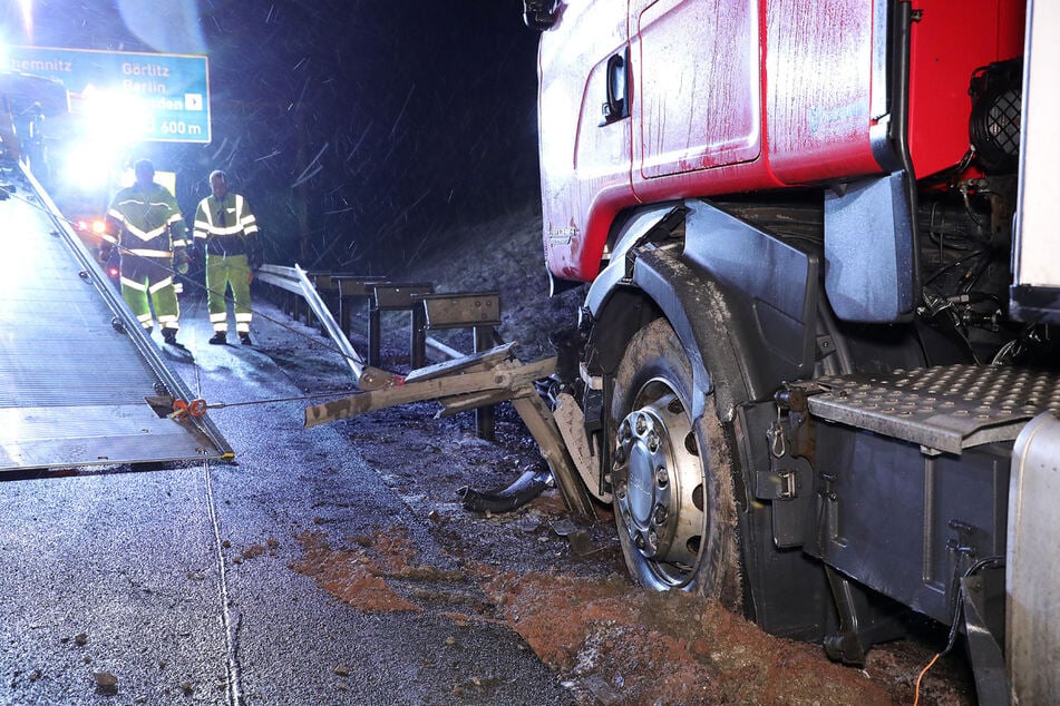 Unfall A17: Sekundenschlaf auf der A17? Lkw-Fahrer durchbricht Leitplanke und landet im Straßengraben