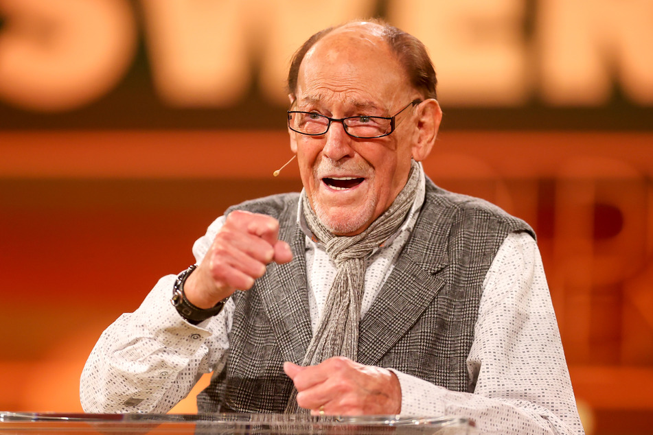 Der Grund für Kachelmanns Umdenken: Schauspieler Herbert Köfer ist zu Gast und feiert seinen Geburtstag nach.