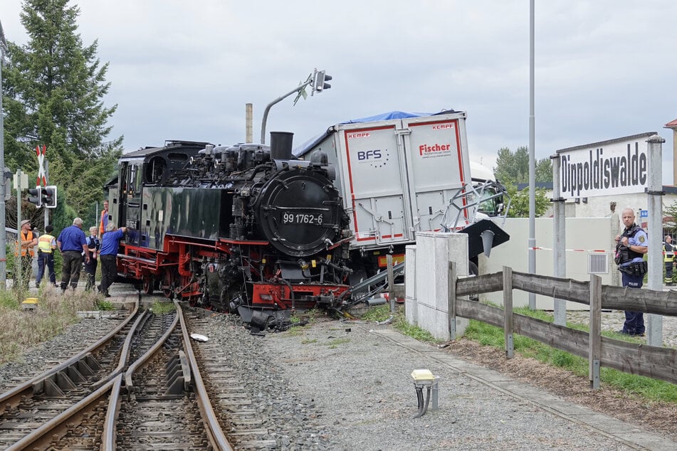 Die Bimmelbahn entgleiste. Mehrere Fahrgäste wurden verletzt.