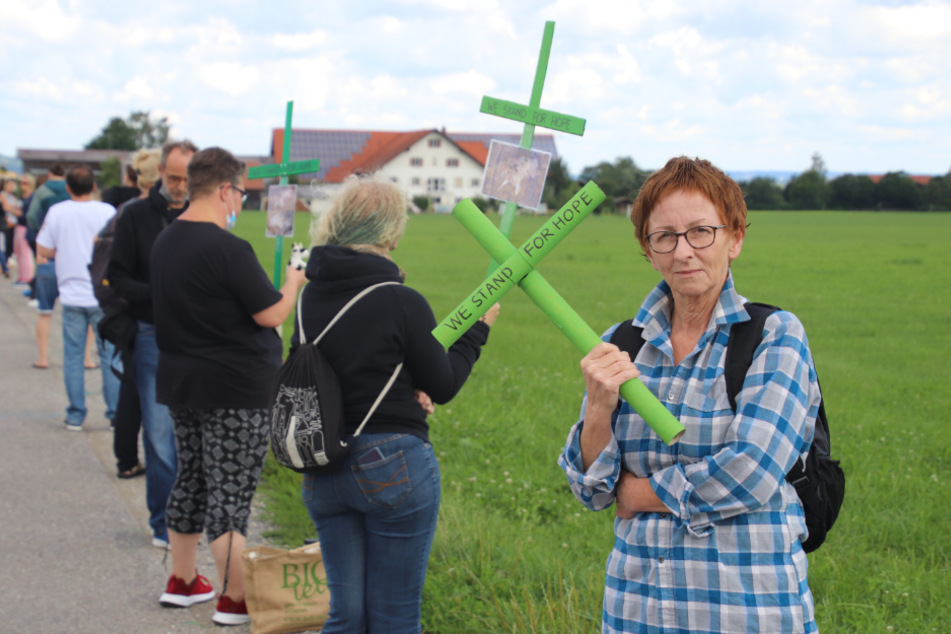 Mit grünen Kreuzen in den Händen und dem Motto "We stand for hope" fordern Mitglieder von Tierrechtsvereinen bei einer Mahnwache eine konsequente Aufklärung im Allgäuer Tierschutz-Skandal.