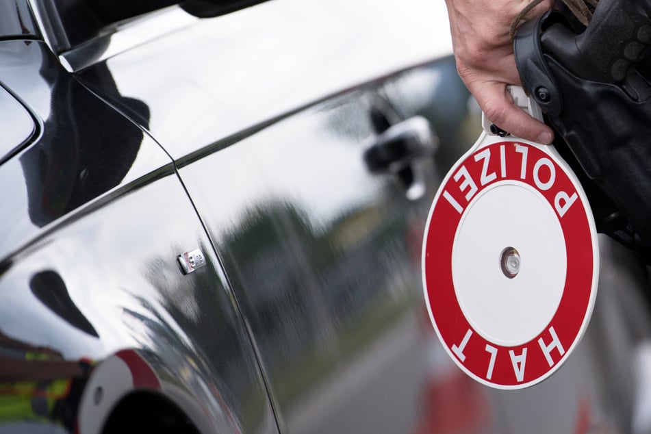 Wer mit dem Auto nach Österreich fährt, sollte künftig genauer auf seinen Tacho schauen als bisher: Das Nachbarland erhöht die Bußgelder. (Symbolbild)